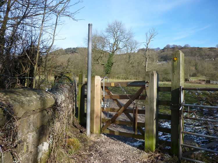 Photograph: 2010: Post with no sign at Cemetery Lane